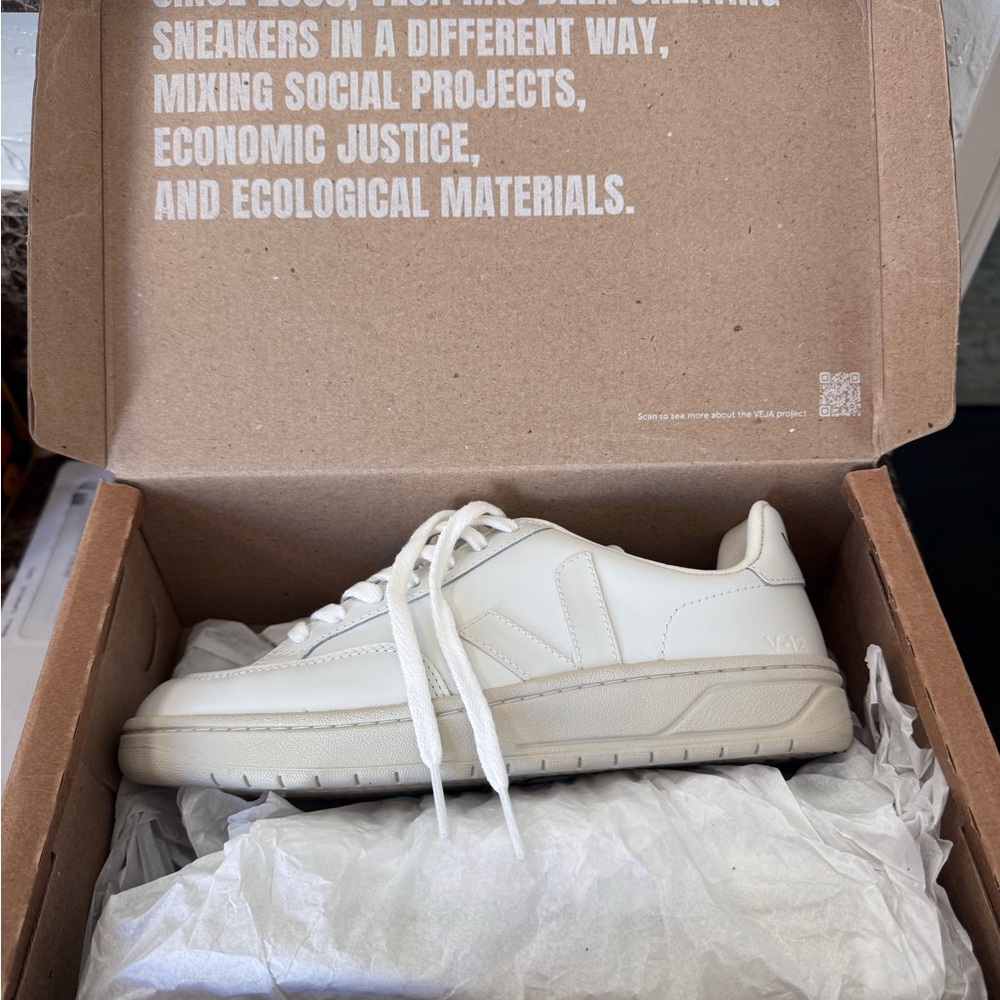 Veja Ladies White Sneakers new in box never worn